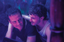 Γιατί μιλάνε όλοι για την ταινία «Άγνωστοι μεταξύ μας» (και συγκινούνται)