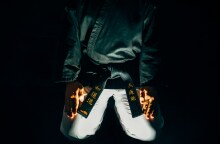 Άτομο με στολή πολεμικών τεχνών