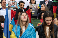 Δύο χρόνια από τη ρωσική εισβολή στην Ουκρανία: Φωτορεπορτάζ από την ειρηνική πορεία υποστήριξης της Ουκρανίας στην Αθήνα