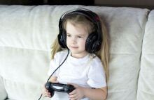 Πώς η ακοή των παιδιών απειλείται από τη χρήση ακουστικών