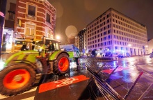 Αγρότες με τα τρακτέρ και πάλι στους δρόμους των Βρυξελλών