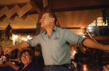 Ο Δημήτρης Φύσσας χορεύει στην Κοτταρού