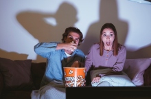 φίλοι βλέπουν ταινία