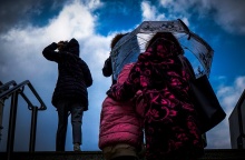 Γυναίκα με ομπρέλα προστατεύεται από ισχυρή βροχόπτωση