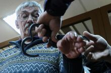 Ρωσία: Σε φυλάκιση καταδικάστηκε ακόμη ένας αντιφρονών, ο 70χρονος Όλεγκ Ορλόφ - Κατήγγειλε στο δικαστήριο τον στραγγαλισμό της ελευθερίας στη χώρα.