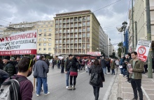 Πολίτες συγκεντρώνονται στην οδό Σταδίου