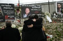 Τέμπη: Σε κλίμα οδύνης το ετήσιο μνημόσυνο για τους 57 νεκρούς - Λουλούδια, κεριά και δάκρυα στο σημείο του δυστυχήματος.