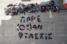 Θεσσαλονίκη: «Πάρε όταν φτάσεις» έγραψαν με τις τσάντες τους μαθητές σχολείου σε λύκειο της πόλης - Ανθρώπινο μήνυμα για την τραγική επέτειο.