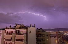 Κεραυνοί στον ουρανό πάνω από πολυκατοικίες