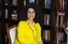 Ιράν - Ναργκίς Μοχαμαντί: Οι αρχές δεν επέτρεψαν στη βραβευμένη με Νόμπελ Ειρήνης ακτιβίστρια να παραστεί στην κηδεία του πατέρα της.