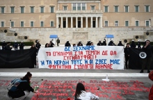 Τέμπη: Φοιτητές ξαναγράφουν τα ονόματα των 57 θυμάτων στο Σύνταγμα