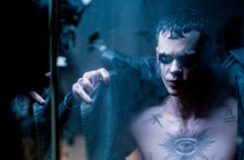 The Crow: Οι πρώτες φωτογραφίες από το reboot της ταινίας με τους Bill Skarsgård και FKA Twigs - Τι δηλώνει ο σκηνοθέτης Rupert Sanders