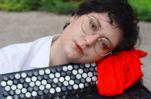 «Μια Γέφυρα Μουσικής Πάνω από τη Συγγρού, vol.9»: Η αρκοντεονίστα Άρτεμις Βαβάτσικα μιλάει για τη συμμετοχή της στην εκδήλωση