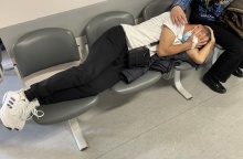 Ασθενής ξαπλωμένος σε καρέκλες νοσοκομείου 