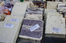 Χαλβάδες σε πάγκο