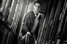 «Ripley»: Κυκλοφόρησε το νέο ατμοσφαιρικό τρέιλερ της σειράς του Netflix - Ο Άντριου Σκοτ υποδύεται τον χαρακτήρα της Πατρίσια Χάισμιθ. 