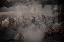 Στιγμότυπο από το ψήσιμο κρέατος την Τσικνοπέμπτη