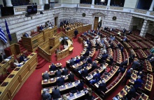 Φωτογραφία από τη συνεδρίαση στη Βουλή για τη συζήτηση του νομοσχεδίου για τα μη κρατικά πανεπιστήμια