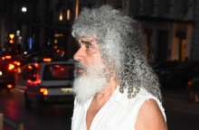 Ο τραγουδιστής και συνθέτης Γιάννης Γιοκαρίνης απαντά σε 33 ερωτήσεις για την Αθήνα.