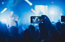 Υπέρ του νομοσχεδίου του ΥΠΠΟ για την προστασία και την ενίσχυση του ελληνόφωνου τραγουδιού πάνω από 150 Έλληνες καλλιτέχνες.