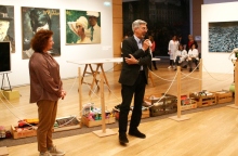 Η Συραγώ Τσιάρα και ο Αλέξης Κανιάρης στην "Αστυγραφία' μπροστά στην εγκατάσταση "Arrivederci Willkomen" του Βλάση Κανιάρη