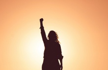 Γυναίκα με υψωμένο το χέρι 