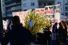 Μη κρατικά πανεπιστήμια: Έξω από τη Βουλή παραμένουν οι διαδηλωτές