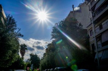 Ηλιοφάνεια και λίγα σύννεφα στον αττικό ουρανό