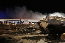 Βαγόνια της επιβατικής αμαξοστοιχίας μετά τη σύγκρουση των τρένων στα Τέμπη