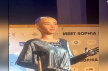 Το ρομπότ Sophia μίλησε ελληνικά σε Συνέδριο στη Ναύπακτο