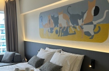 Ο Cacao Rocks ζωγραφίζει τα δωμάτια του νέου χώρου φιλοξενίας Dina & McAllister