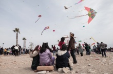 Παιδιά ντυμένα αποκριάτικα φορούν τις στολές τους και πετούν χαρταετό την Καθαρά Δευτέρα