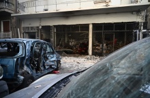 Έκρηξη σε κάβα στην Καλλιθέα και τεράστιες υλικές ζημιές