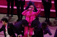 Ο Ryan Gosling με ροζ κουστούμι και γάντια τραγούδησε στη σκηνή των Οσκαρ 2024 το τραγούδι από την ταινία Barbie «I' m Just Ken»