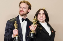 Η Billie Eilish και ο αδερφός είναι οι νεότεροι άνθρωποι που κερδίζουν 2 Όσκαρ – Slay Billie!
