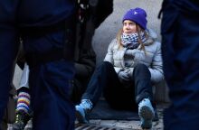 Η αστυνομία απομάκρυνε την Γκρέτα Τούνμπεργκ και άλλους ακτιβιστές για το κλίμα που είχαν αποκλείσει την είσοδο του σουηδικού κοινοβουλίου.