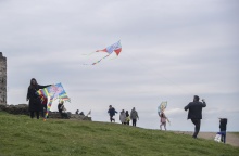Καθαρά Δευτέρα - Γονείς με τα παιδιά τους πετούν χαρταετό
