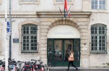 Γαλλία: Παραιτήθηκε ο διευθυντής κορυφαίου πανεπιστημιακού ιδρύματος, ο οποίος κατηγορείται για ενδοοικογενειακή βία - Ζητούσαν την αποπομπή του οι φοιτητές.