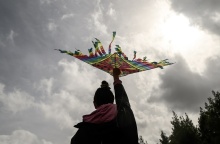 Γυναίκα κρατά χαρταετό την Καθαρά Δευτέρα