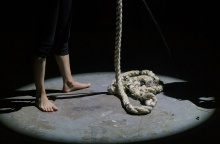 Άνδρας με σκοινί - Εικόνα που διαμορφώνει την εντύπωση περί αυτοκτονίας με θηλιά