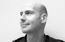 Γιάννης Παλαβός: Συνέντευξη με τον συγγραφέα για τις συλλογές διηγημάτων του, τη ζωή, τη λογοτεχνία και τη μουσική.