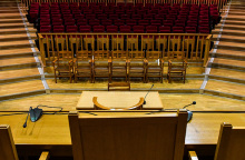 Τι τα θέλουμε τα δικαστήρια; Αφού έχουμε «επιτροπές», εκπομπές και μέσα κοινωνικής δικτύωσης