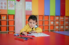 Παιδάκι σε τάξη νηπιαγωγείου