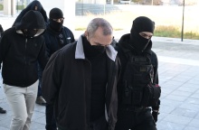 Ο Ηλίας Μίχος, βασικός κατηγορούμενος για την υπόθεση βιασμού και εκπόρνευσης της 12χρονης στον Κολωνό, οδηγείται στο δικαστήριο