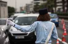 Τροχονόμος ρυθμίζει την κυκλοφορία