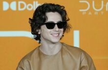 Τιμοτέ Σαλαμέ: Πρώτες εικόνες του ηθοποιού ως Μπομπ Ντίλαν για την ταινία «A Complete Unknown» - Καταγράφει τα πρώτα χρόνια του τραγουδοποιού στη Νέα Υόρκη.