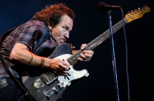 O Eddie Vedder, frontman των Pearl Jam, μίλησε για τις ομοιότητες του κοινού της Taylor Swift με το punk rock.
