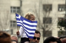 Παιδάκι με την ελληνική σημαία στους ώμους του πατέρα του