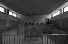 Δικαστήριο - Ασπρόμαυρη φωτογραφία από το εσωτερικό της αίθουσας