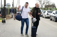 Ο πρόεδρος του ΣΥΡΙΖΑ, Στέφανος Κασσελάκης, με τον πατέρα του, έξω από το στρατόπεδο